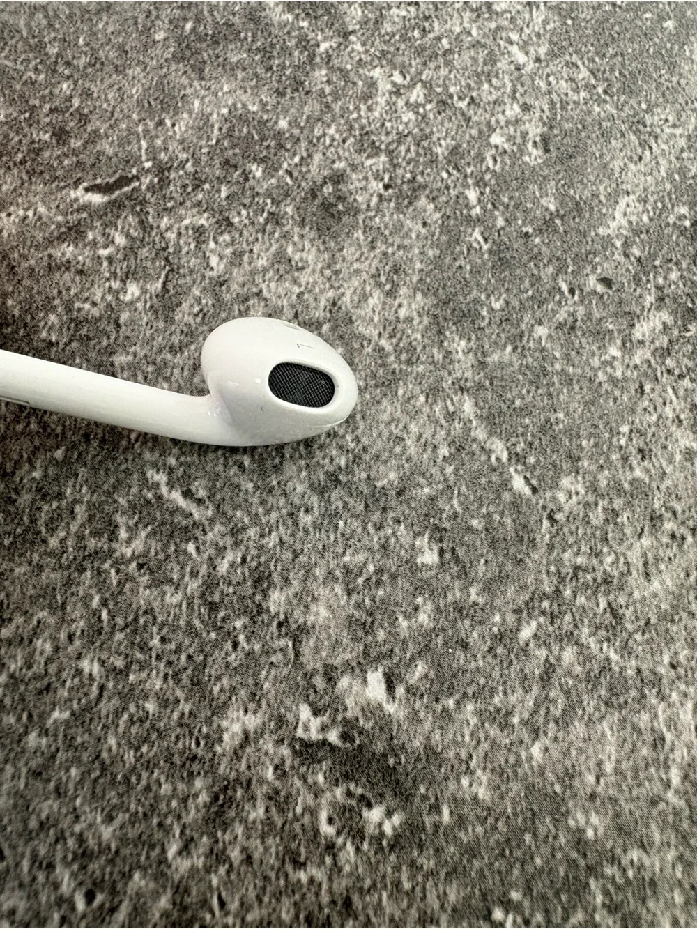Apple White Wired Earbuds with Inline Remote and Microphone